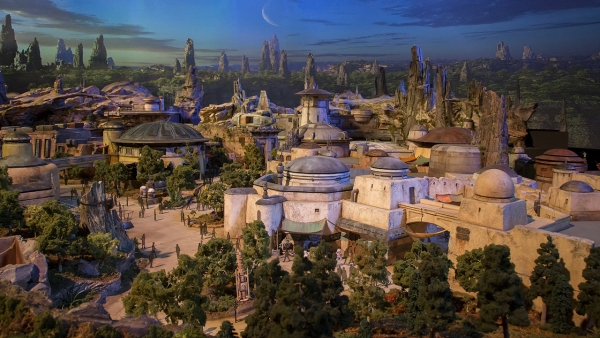 HERE’S WHAT STAR WARS LAND WILL REALLY LOOK LIKE WHEN IT OPENS IN 2019