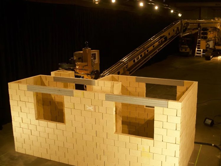 THIS ONE-ARMED ROBOT BRICKLAYER JUST BUILT ITS FIRST HOUSE IN LESS THAN THREE DAYS