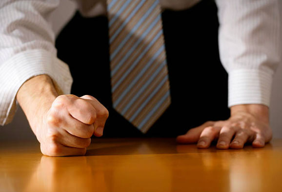 7 Cringeworthy Body Language Mistakes Leaders Make During Meetings
